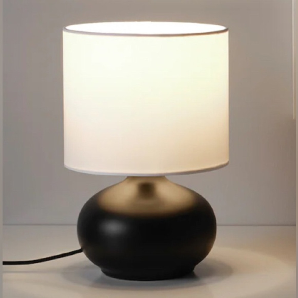 NWT TVÄRFOT Table lamp, black/white.